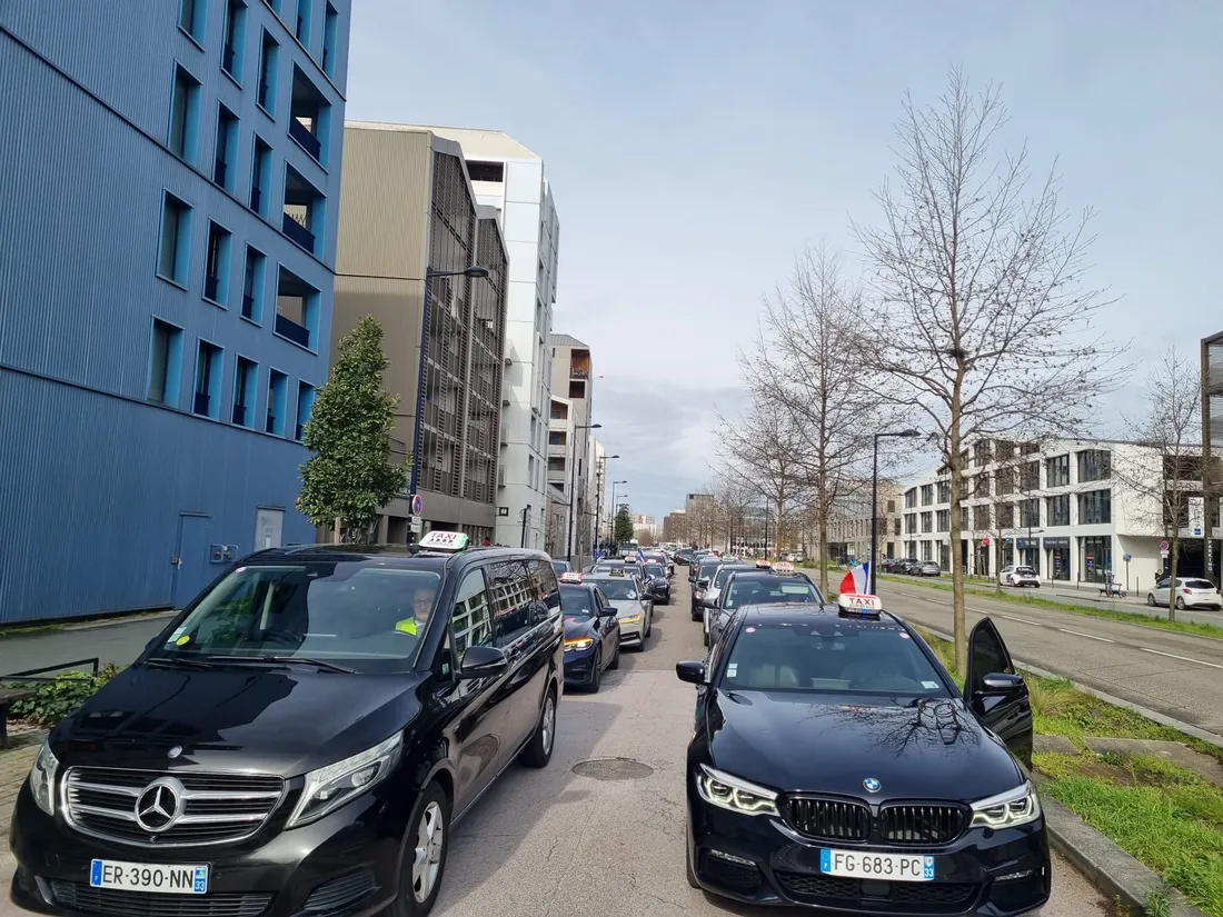 Deux cortèges de taxis se dirigent vers le centre ville de Bordeaux