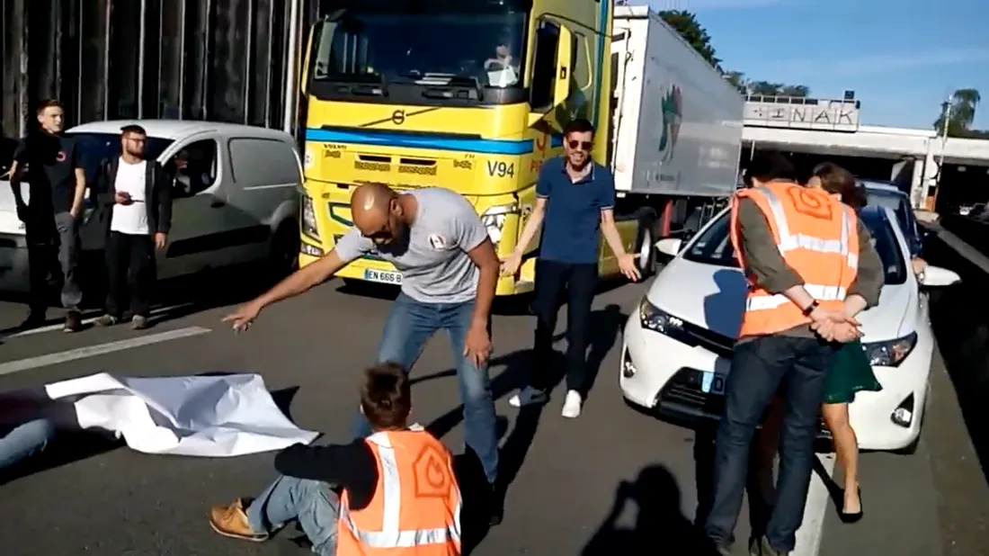 A13 : des militants bloquent la circulation, les automobilistes furieux (vidéo)