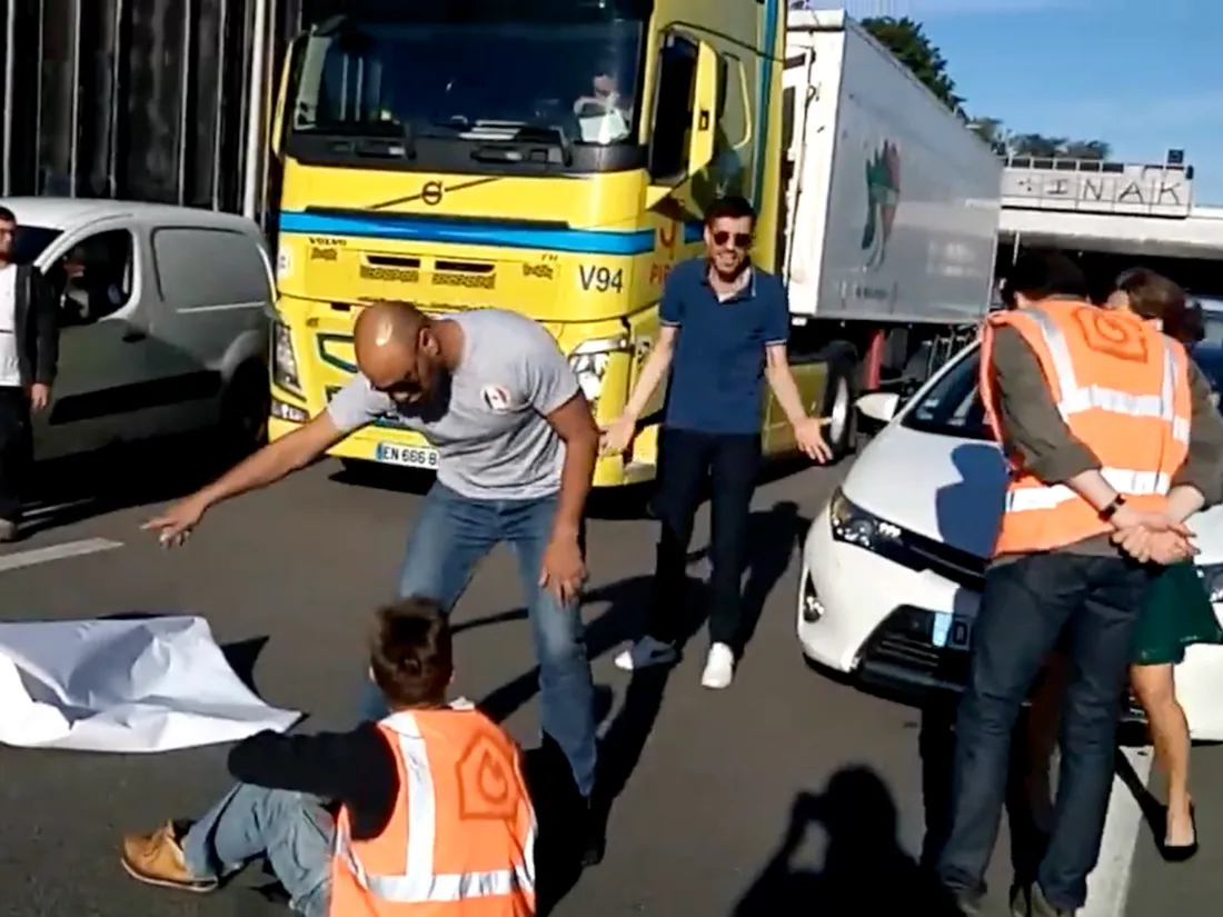 A13 : des militants bloquent la circulation, les automobilistes furieux (vidéo)