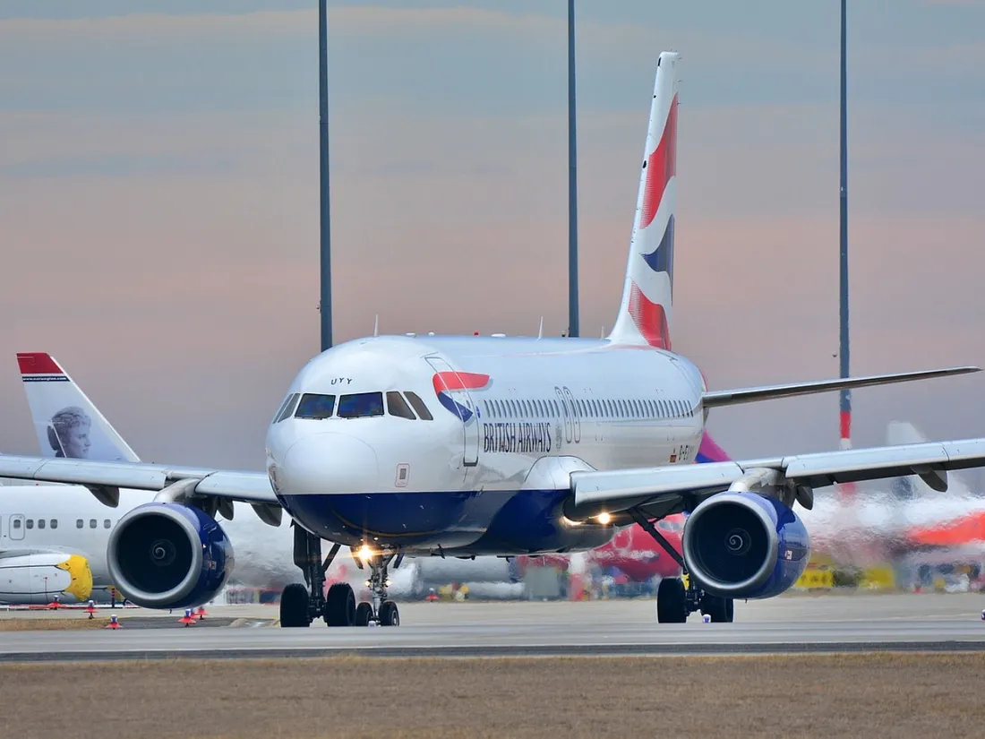 La diarrhée violente d'un passager force un avion à faire demi-tour en urgence (vidéo)