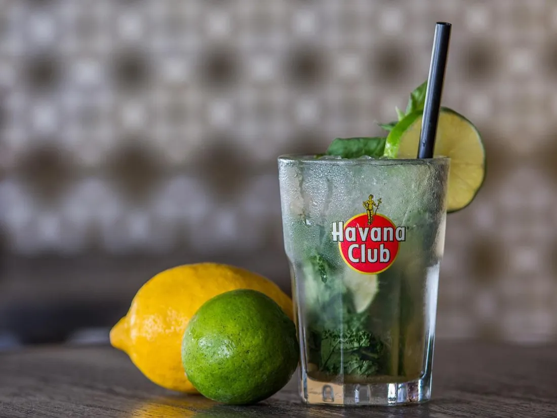 En vacances en Grèce, on les menace de payer 600 euros pour… deux mojitos et un plat !