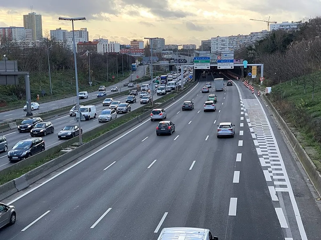 Bloquée dans les bouchons, elle accouche sur l’autoroute grâce à un gendarme