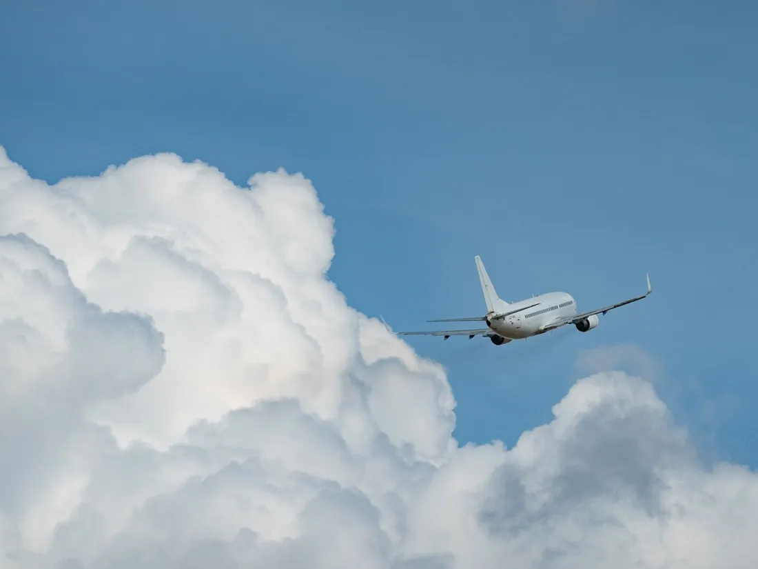 Sicile : agacé de ne pouvoir atterir, un pilote d'avion trace un pénis dans le ciel (photo)