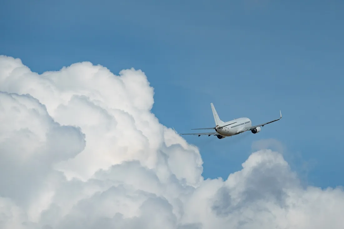 Sicile : agacé de ne pouvoir atterir, un pilote d'avion trace un pénis dans le ciel (photo)