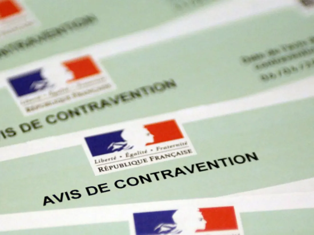 Aux Pays-Bas, un homme reçoit une amende pour s'être gratté la tête