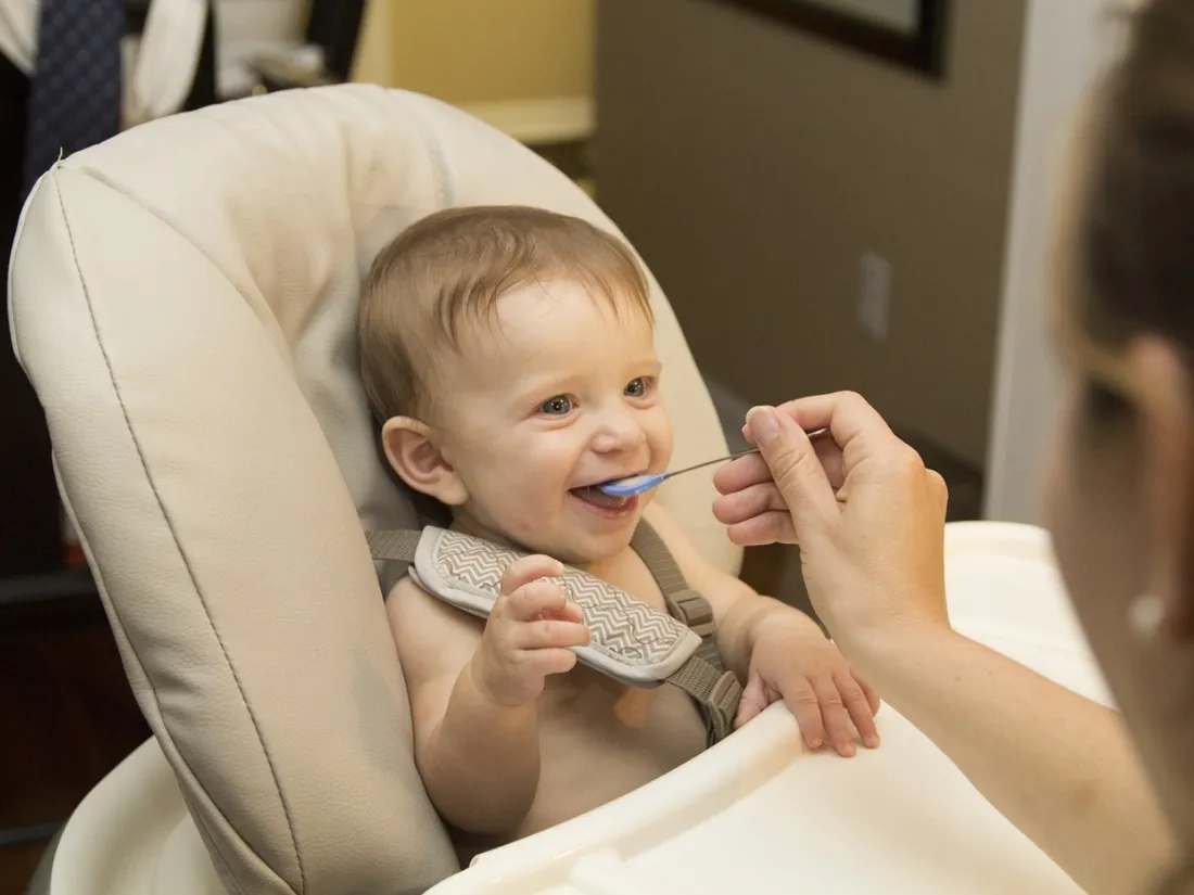 Un bébé en train de manger