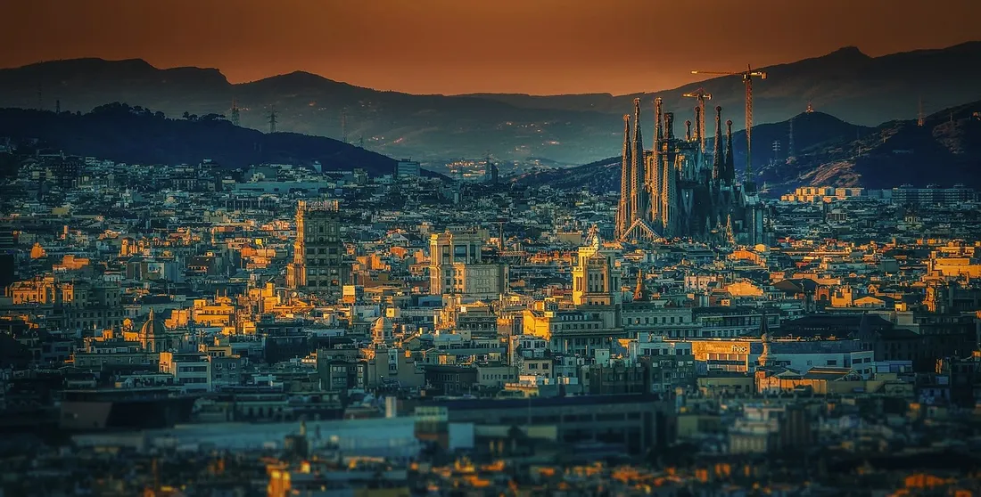 Une vue nocturne de Barcelone.