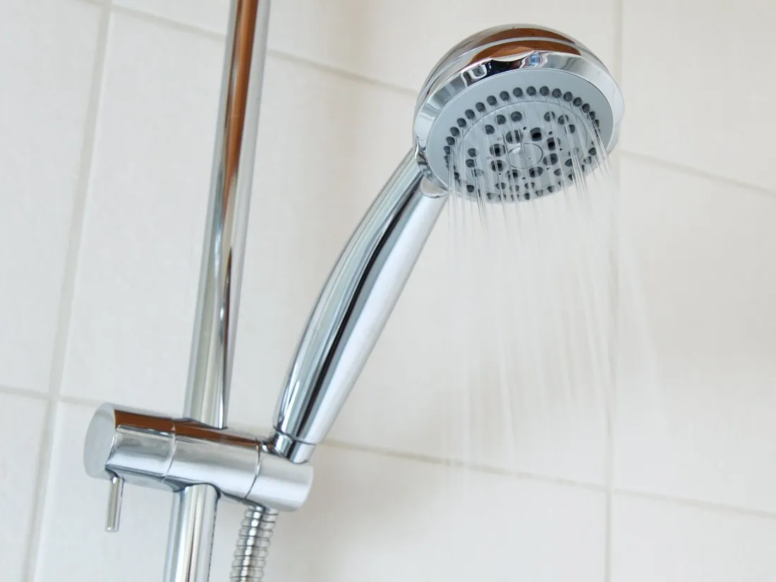 Voici pourquoi prendre une douche froide en période de canicule est une mauvaise idée