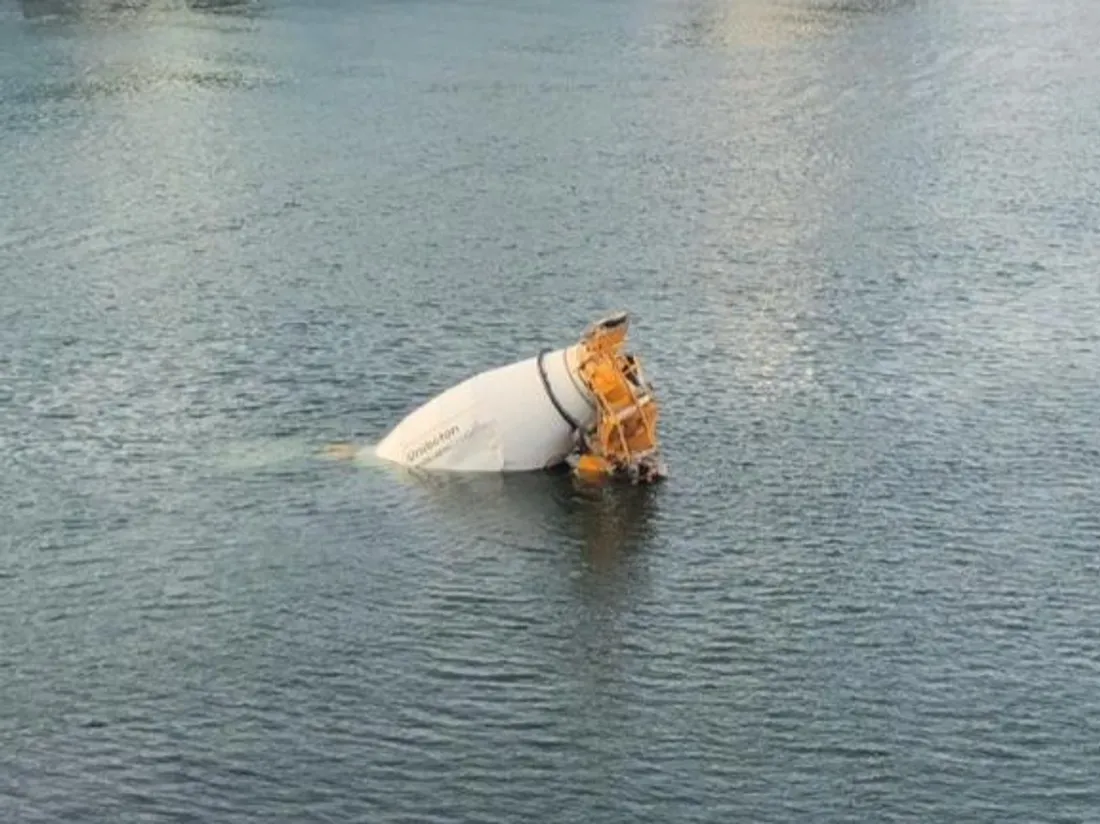 Issy-les-Moulineaux : la bétonnière tombée dans la Seine sortie à l'aide d'un bateau-grue