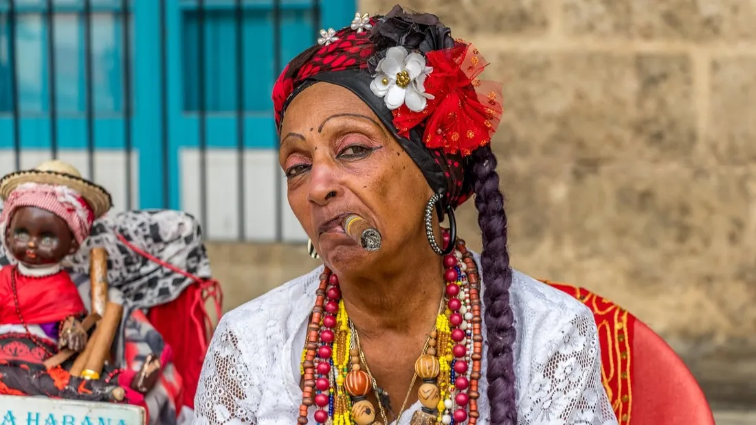 Une cubaine fumant un vrai cigare local.