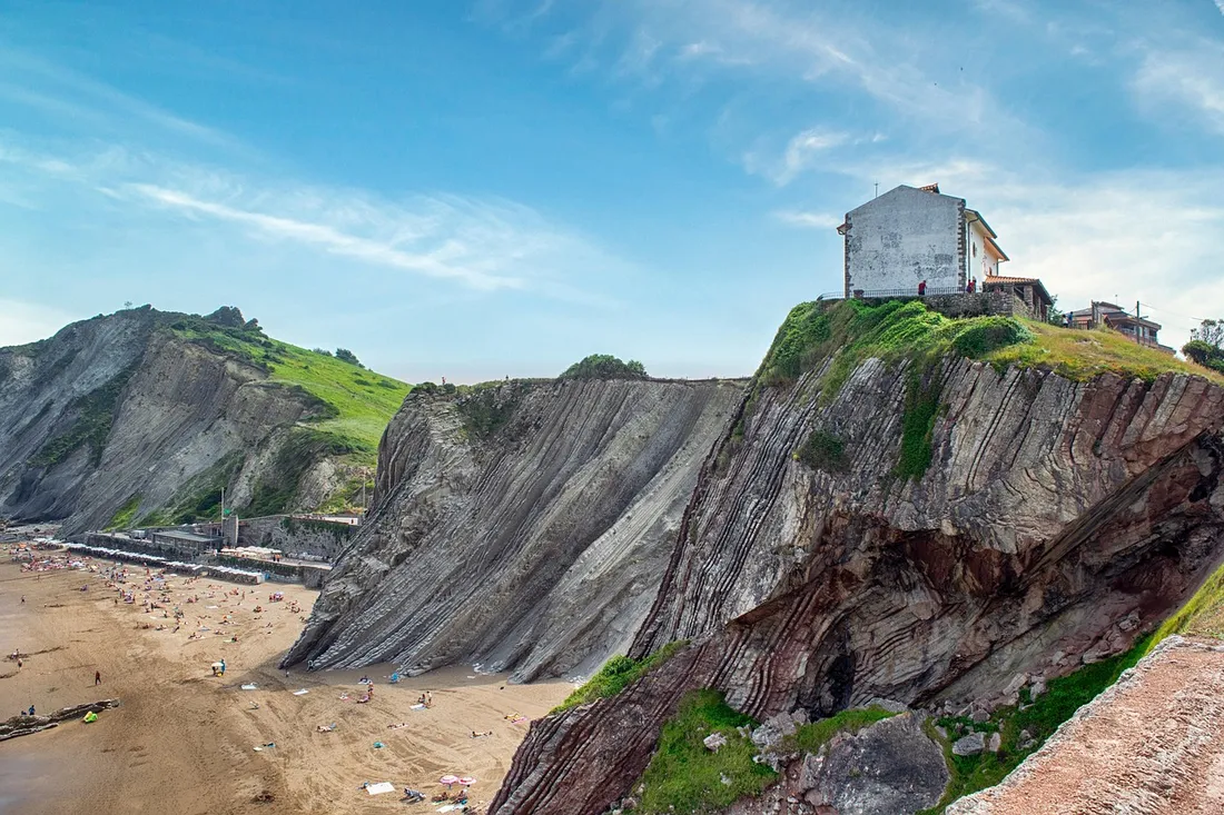 La plage et les falaises de Zumaia, au pays basque espagnol.