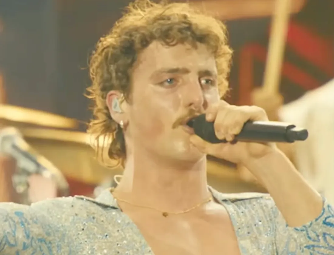 Benson Boone reprend Queen sur la scène de Coachella 2025.