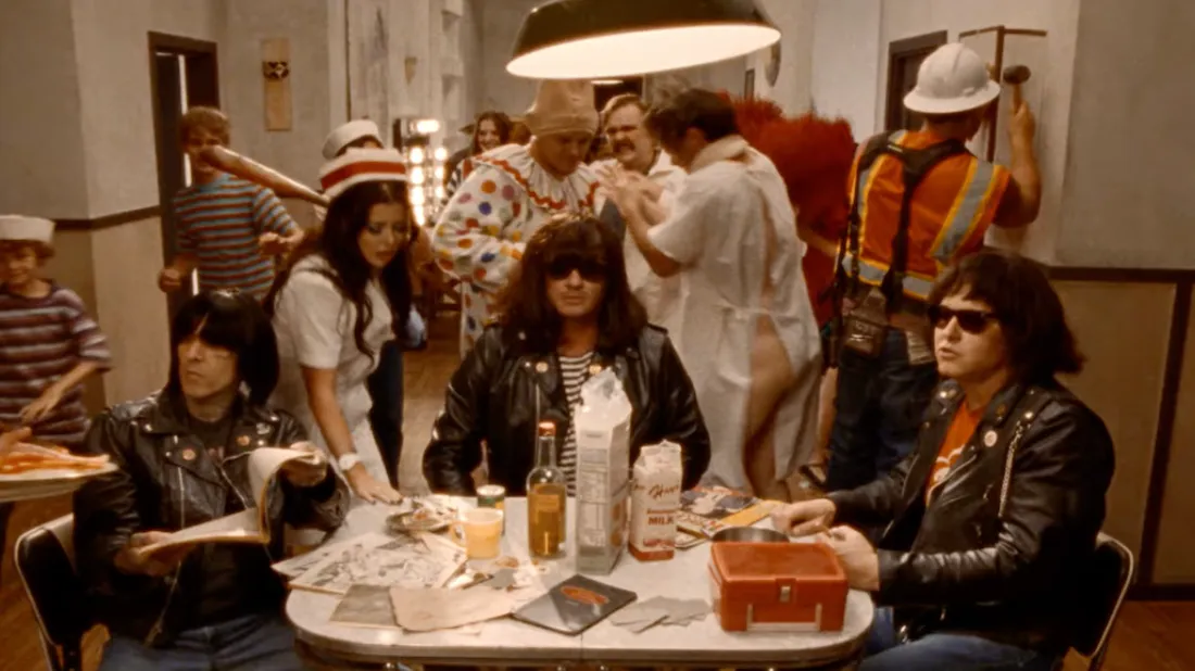 Blink-182 grimé en Joey, Dee Dee et Tommy Ramone  dans la vidéo de Dance With Me.