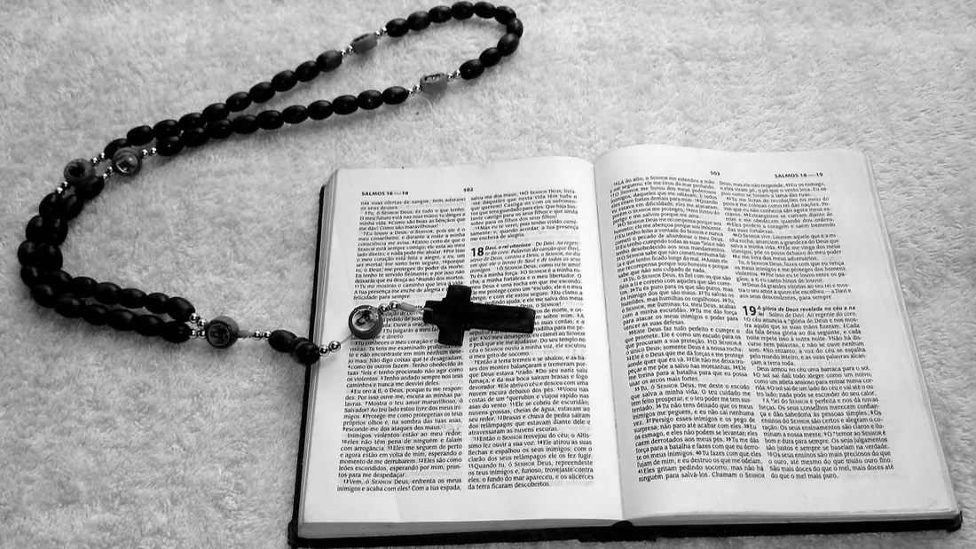 Une bible et un chapelet