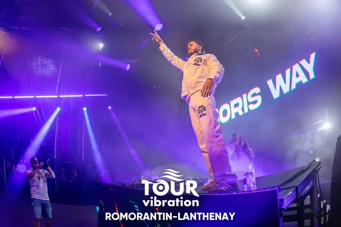 Boris Way sur la scène du Tour Vibration 2023 à Romorantin-Lanthenay