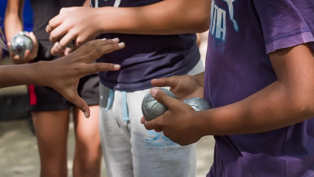 Des joueurs de pétanque.