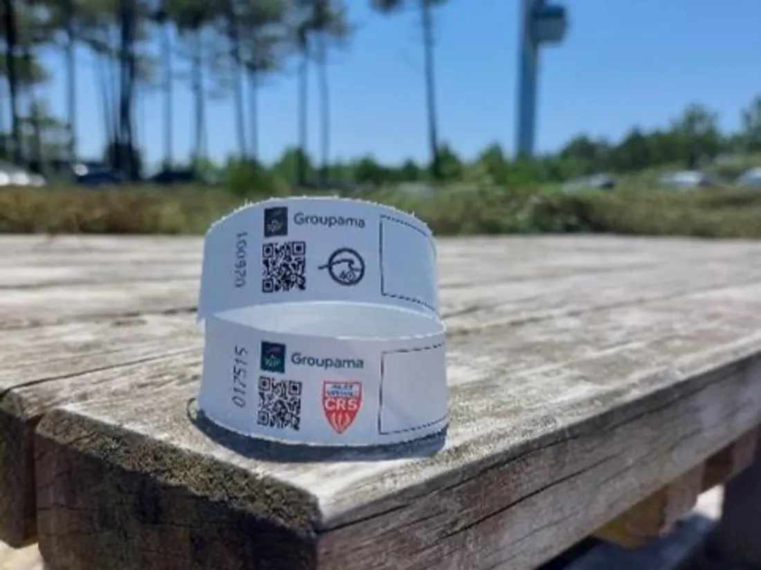 Des bracelets d'identification sont distribués aux parents par les CRS