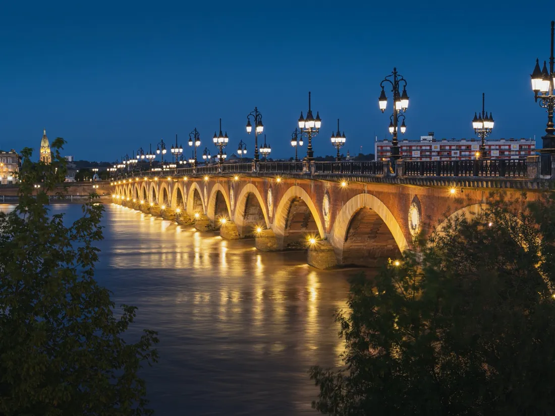 Le Pont de pierre à Bordeaux, de nuit