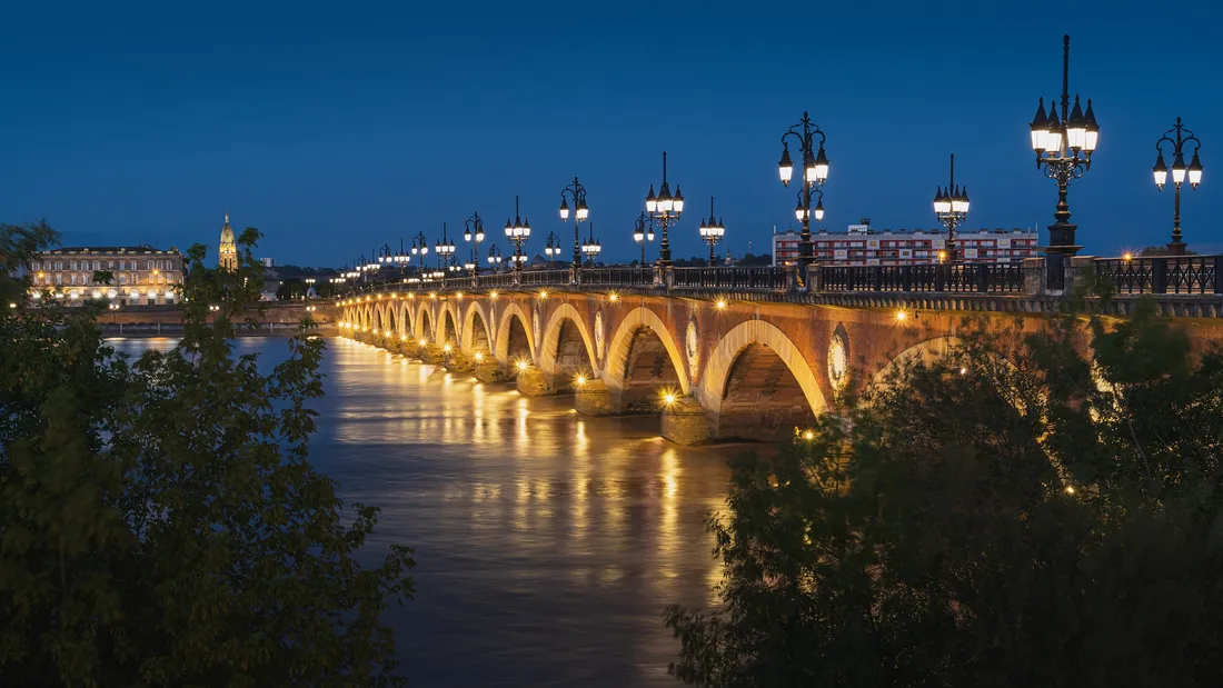 Le Pont de pierre à Bordeaux, de nuit