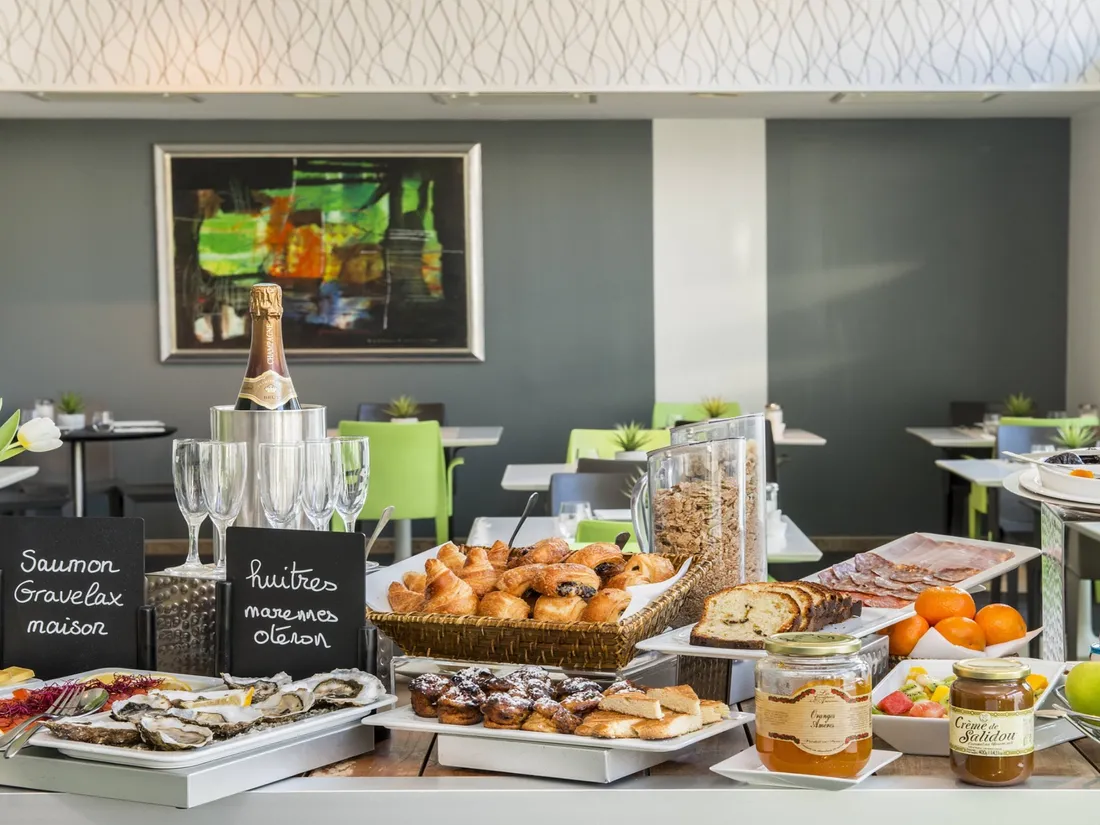 Un petit petit-déjeuner à volonté dans un hôtel