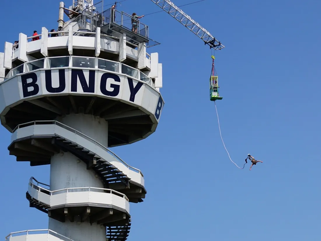 Saut à l'élastique : il se jette 941 fois dans le vide et bat le record du monde (vidéo)
