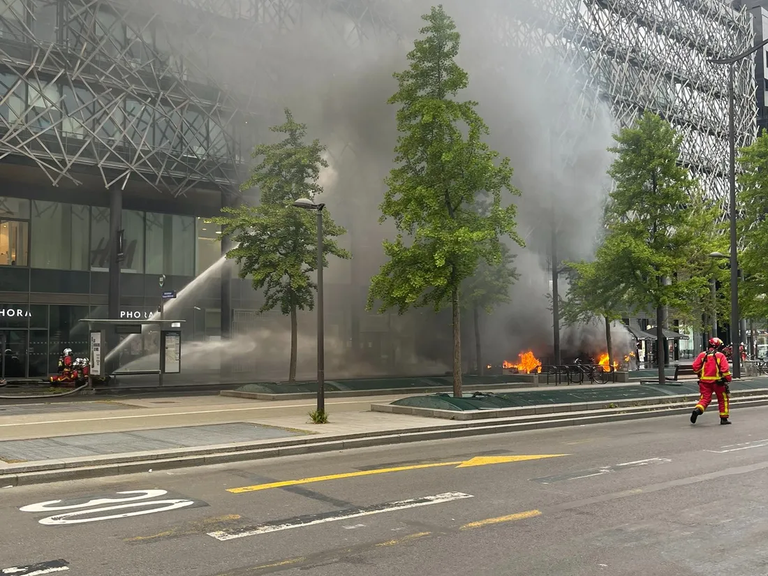 Paris : un bus prend feu près de la BNF, la route fermée