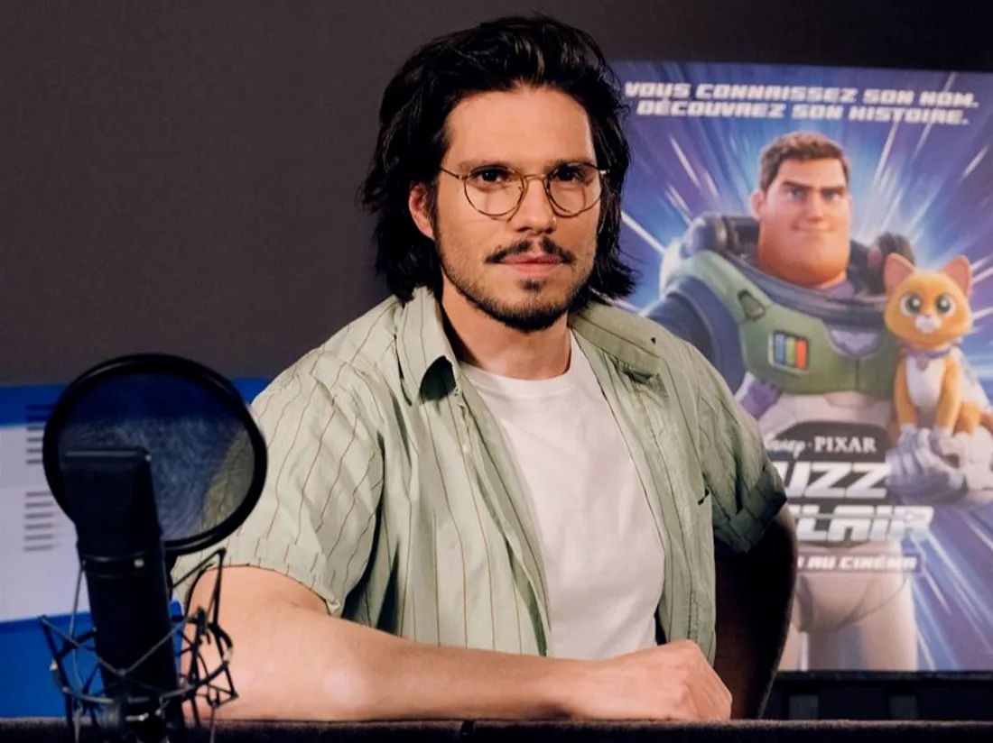 François Civil double le personnage de Buzz l'éclair.