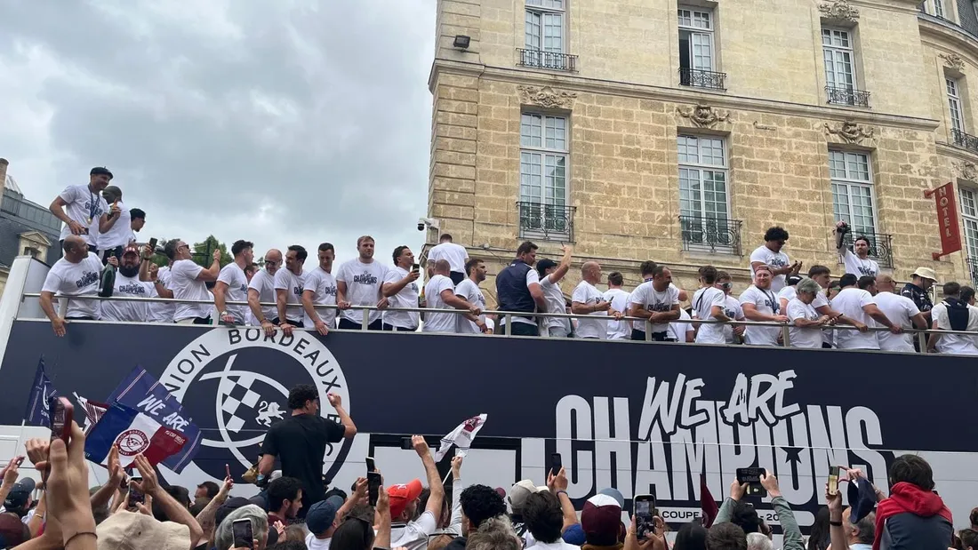 La parade a débuté en haut du cours de l'Intendance