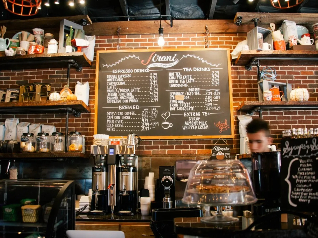 La majorité des employés de ce café australien sont des enfants de 11 ans minimum