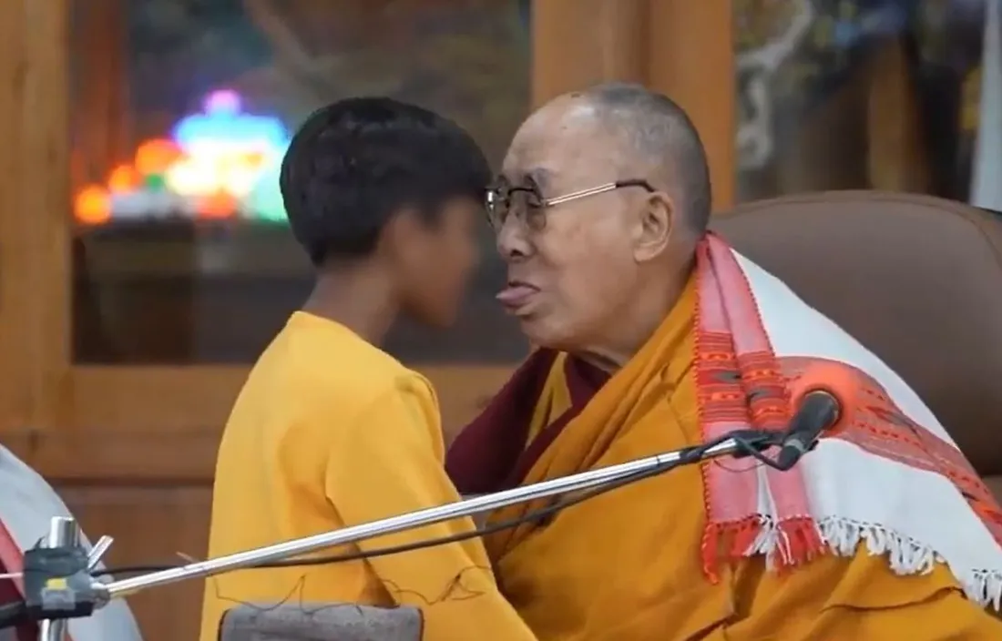 Le Dalaï Lama demande à un enfant de lui sucer la langue, Cardi B réagit