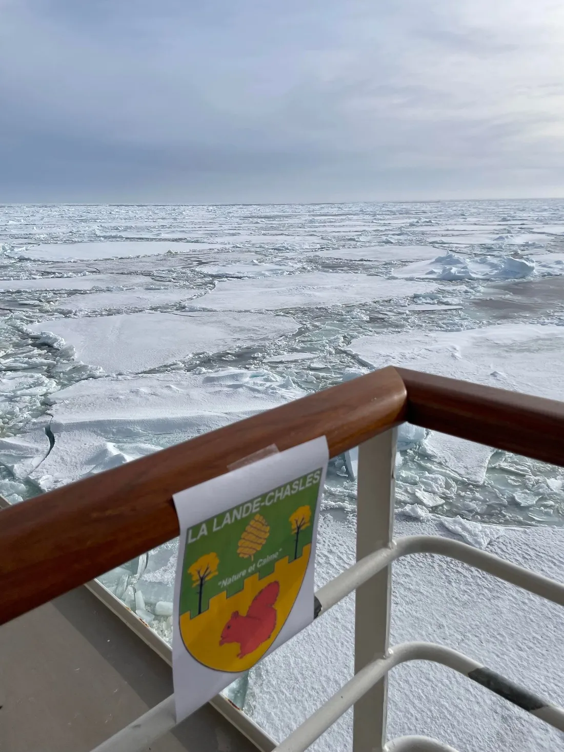 Blason de La Lande-Chasles sur le "Commandant Charcot" en Antarctique