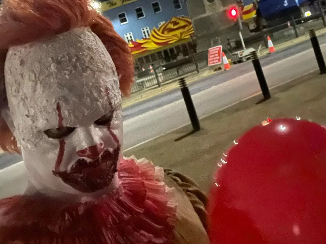 Cet homme déguisé en clown fait trembler plusieurs villes anglaises