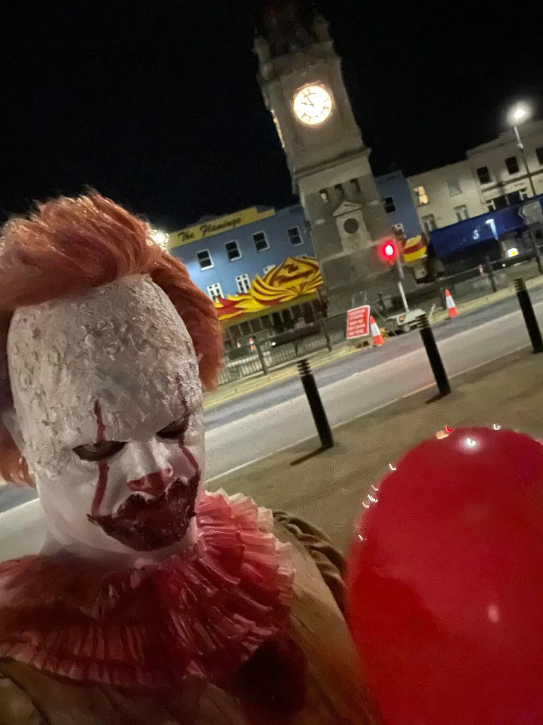 Cet homme déguisé en clown fait trembler plusieurs villes anglaises