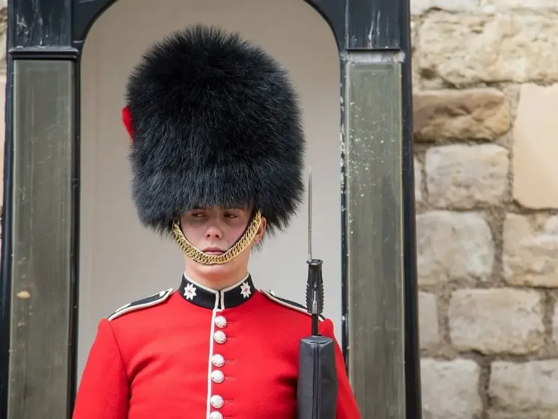 Pourquoi les célèbres soldats britanniques montent la garde devant l’Élysée ?