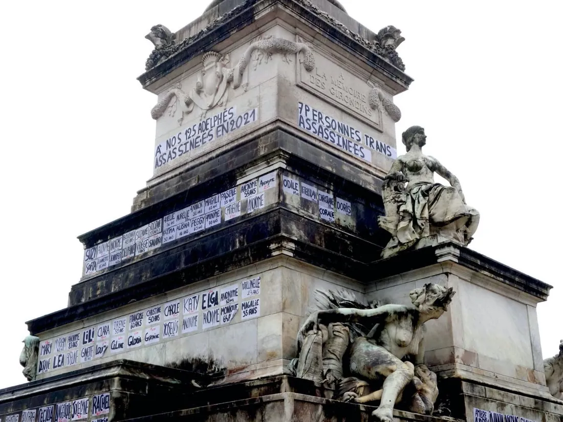 147 noms de femmes victimes de féminicides  ont été collés sur le monument aux Girondins à Bordeaux