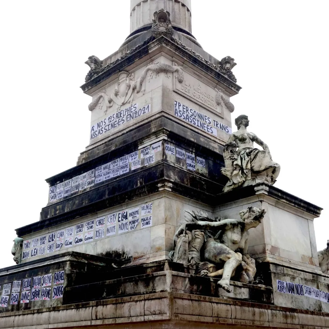 147 noms de femmes victimes de féminicides  ont été collés sur le monument aux Girondins à Bordeaux