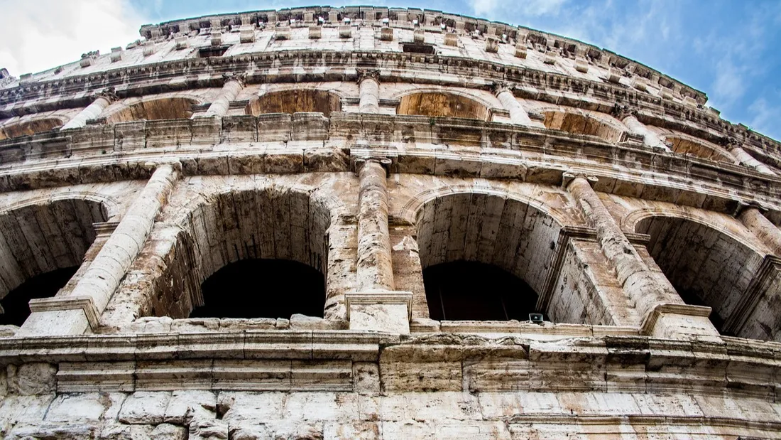 Le Colisée a été dégradé par un touriste aussi stupide qu'indélicat.