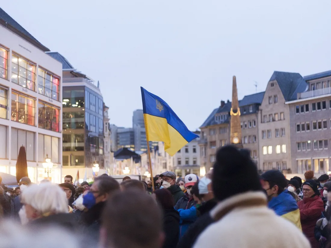 Rassemblement avec un drapeau ukrainien