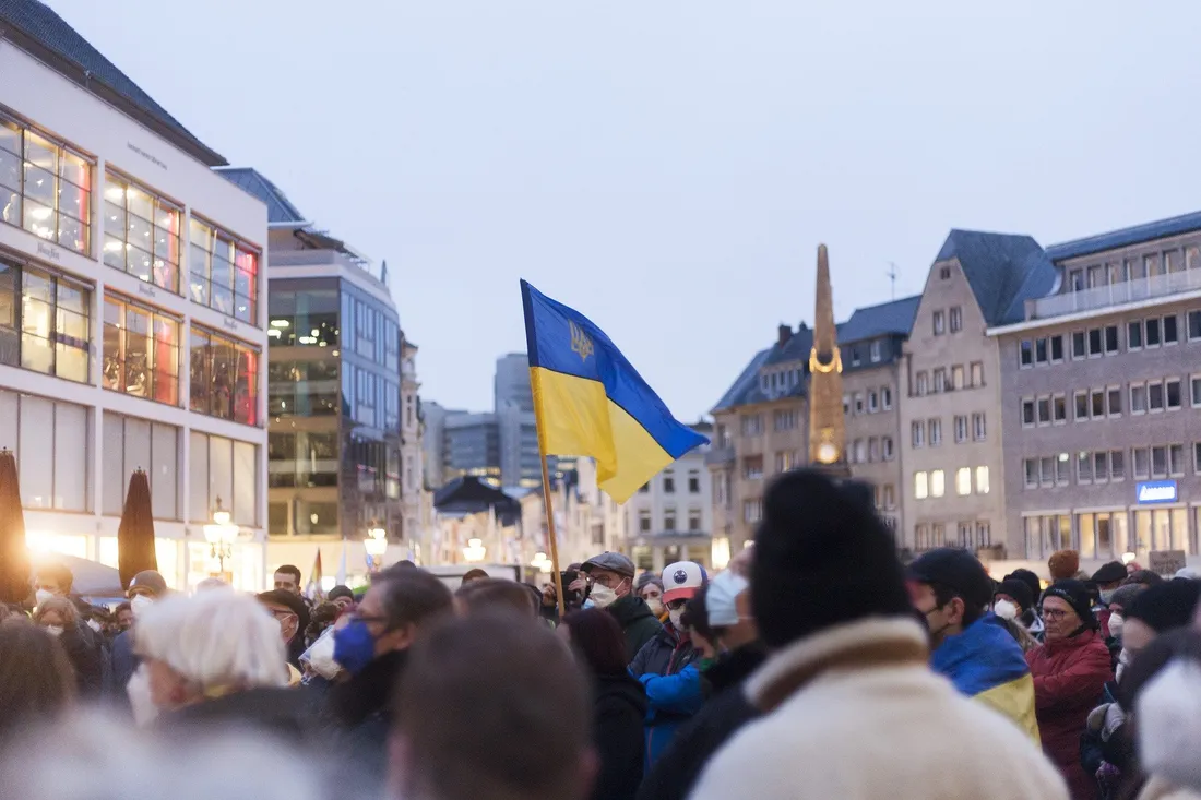 Rassemblement avec un drapeau ukrainien
