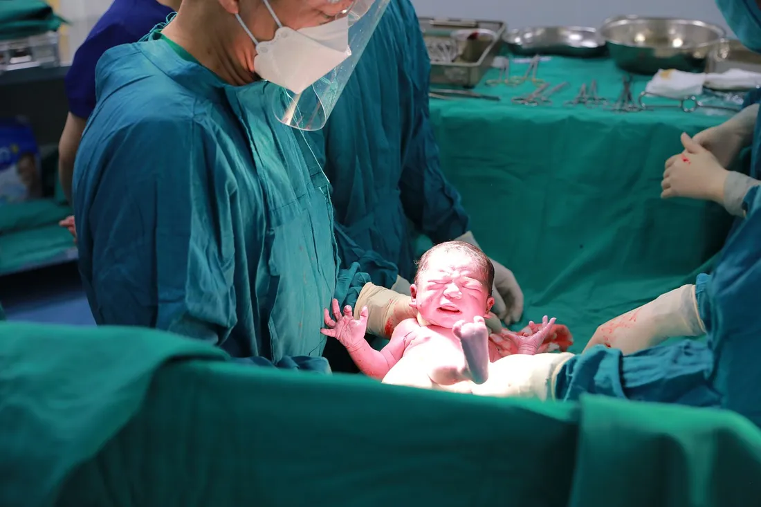 Jeune Belle Femme Au Deuxième Trimestre De La Grossesse Gros Plan