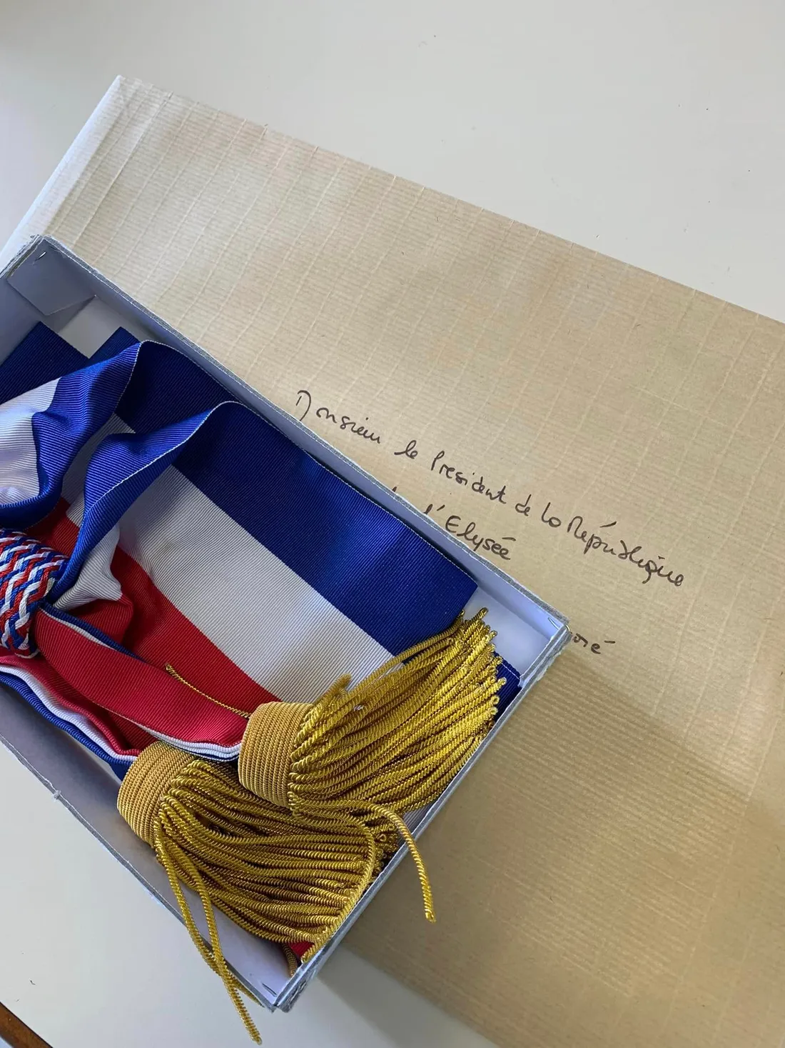 La Maire de Cénac a envoyé son écharpe tricolore à Emmanuel Macron en signe de contestation