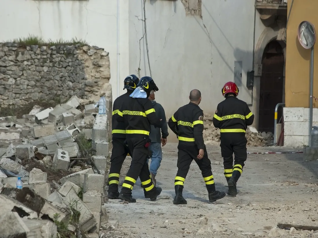 Course contre la montre pour retrouver des survivants pour les secouristes marocains