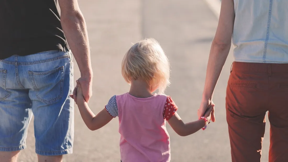 Des parents et leur enfant - Photo d'illustration 