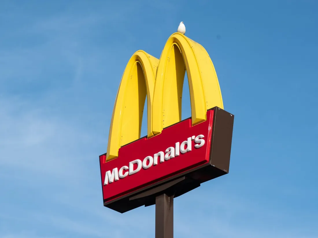 Quand des cambrioleurs détruisent un McDo à la pelleteuse 