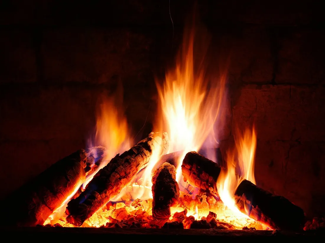 Un feu de cheminée.
