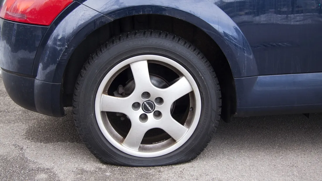 Une nouvelle escroquerie qui semble faire des émules a une vitesse record : l’arnaque au pneu crevé.
