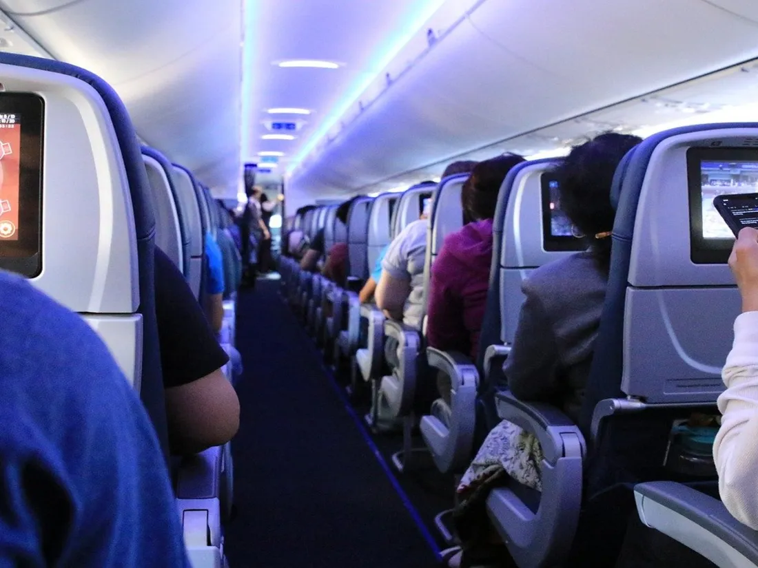 Un passager scotché sur son siège pendant un vol après avoir été agressif avec le personnel.