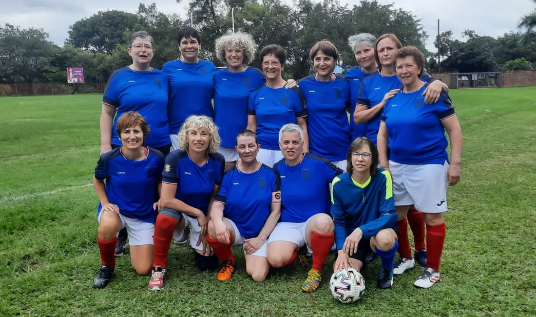 Football : elles chaussent leurs crampons pour remporter la "Coupe du monde des mamies"