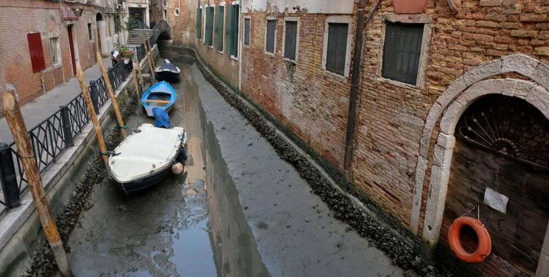 Sécheresse : les canaux de Venise à sec, les gondoles sont contraintes de rester à quai (vidéo)