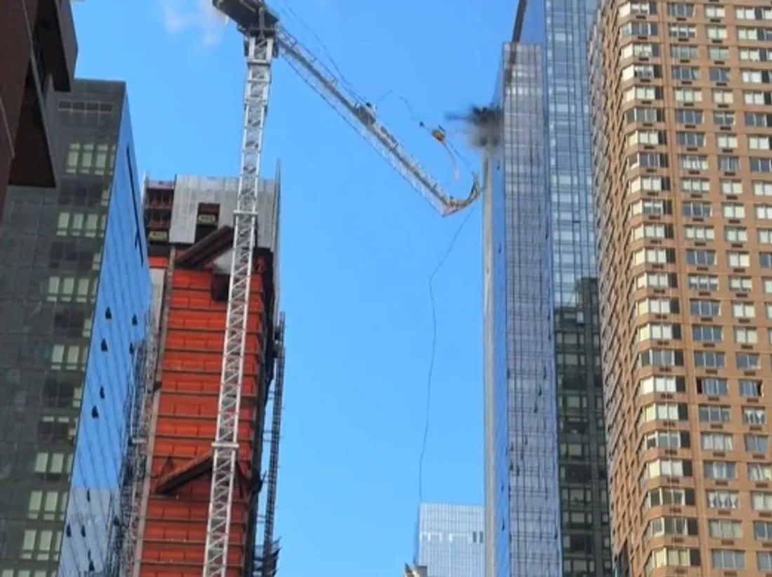 New York : l'impressionnante chute d'une grue en flammes en pleine rue à Manhattan (vidéo)